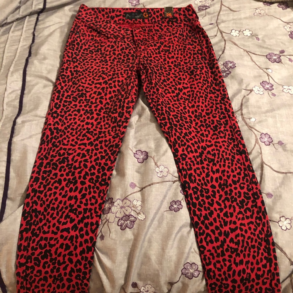 Guess women’s skinny pants!